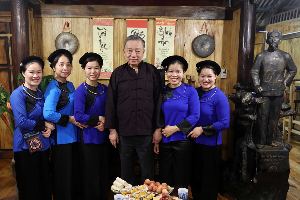 Chủ tịch nước Tô Lâm chụp ảnh cùng nhân dân xóm Pác Bó. (Ảnh: Nhan Sáng/TTXVN)