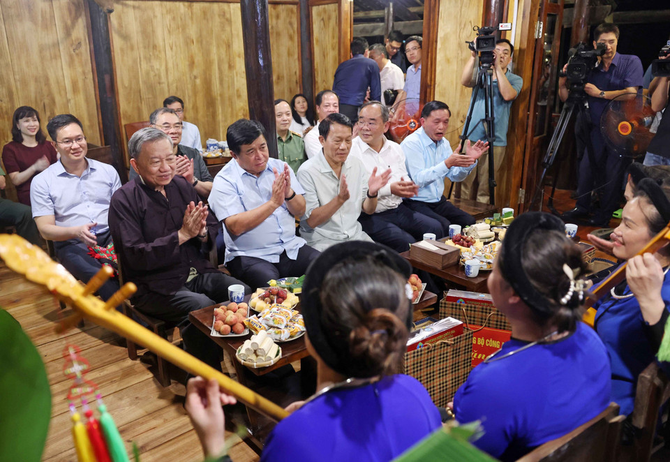 Chủ tịch nước Tô Lâm nghe nhân dân xóm Pác Bó biểu diễn hát Then, đàn Tính. (Ảnh: Nhan Sáng/TTXVN)