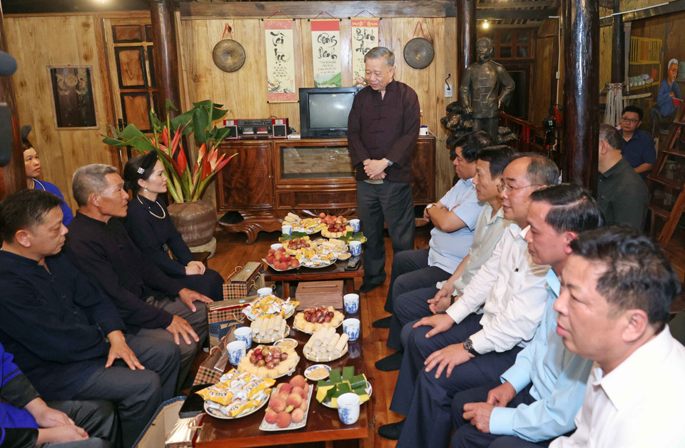 Chủ tịch nước Tô Lâm ân cần thăm hỏi nhân dân xóm Pác Bó. (Ảnh: Nhan Sáng/TTXVN)