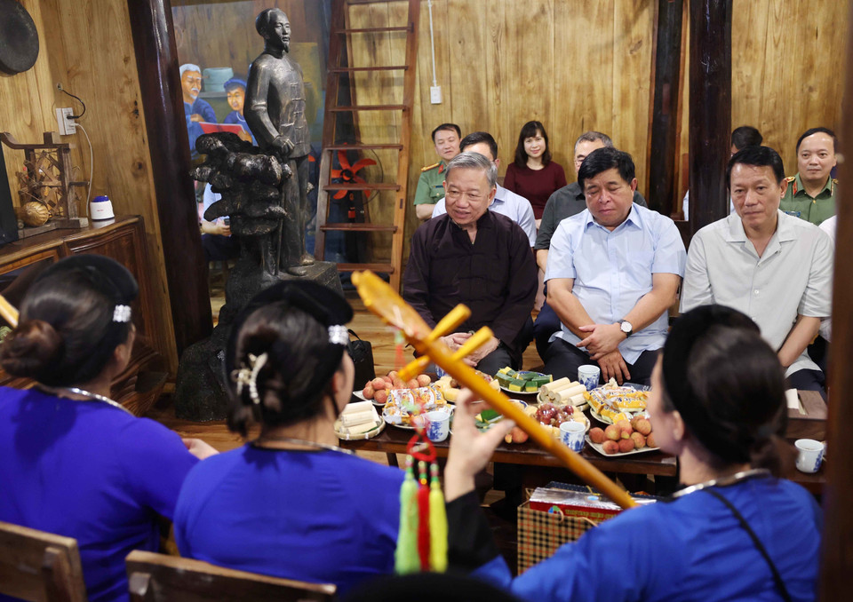 Chủ tịch nước Tô Lâm và các đại biểu nghe nhân dân xóm Pác Bó biểu diễn hát Then, đàn Tính. (Ảnh: Nhan Sáng/TTXVN)