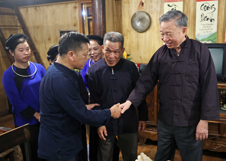 Chủ tịch nước Tô Lâm với nhân dân xóm Pác Bó. (Ảnh: Nhan Sáng/TTXVN)