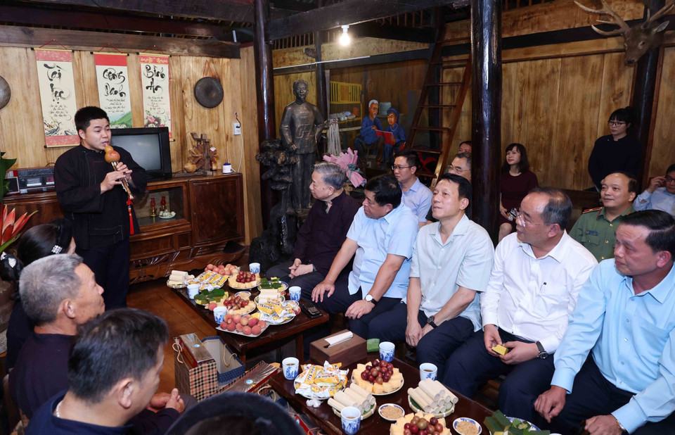 Chủ tịch nước Tô Lâm nghe nhân dân xóm Pác Bó biểu diễn nhạc cụ dân tộc. (Ảnh: Nhan Sáng/TTXVN)