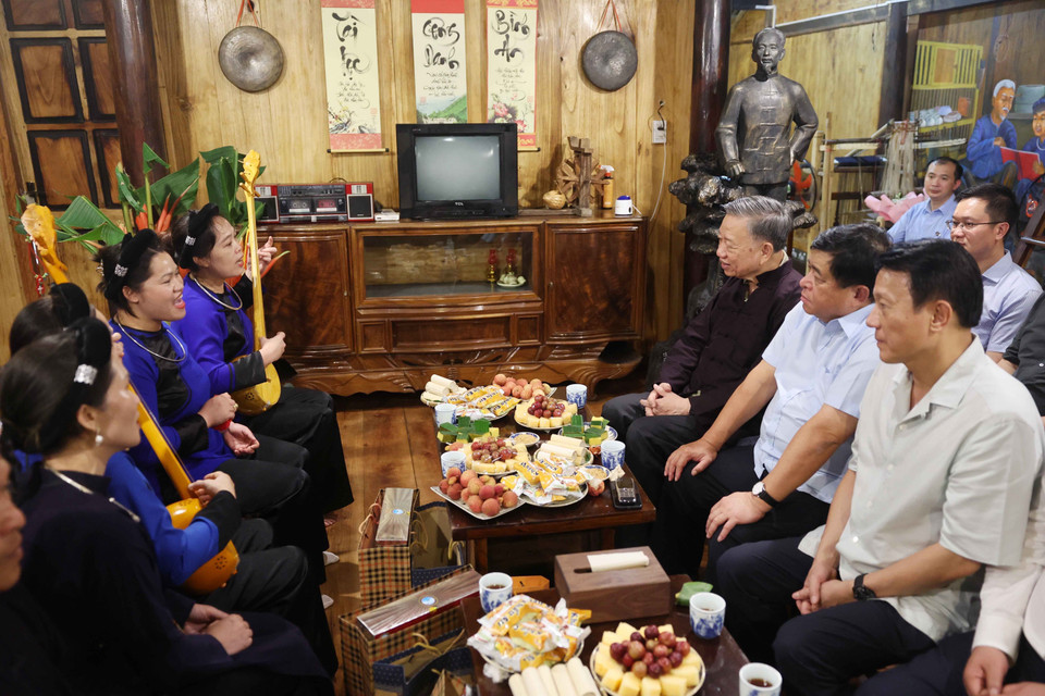 Chủ tịch nước Tô Lâm nghe nhân dân xóm Pác Bó biểu diễn hát Then, đàn Tính. (Ảnh: Nhan Sáng/TTXVN)