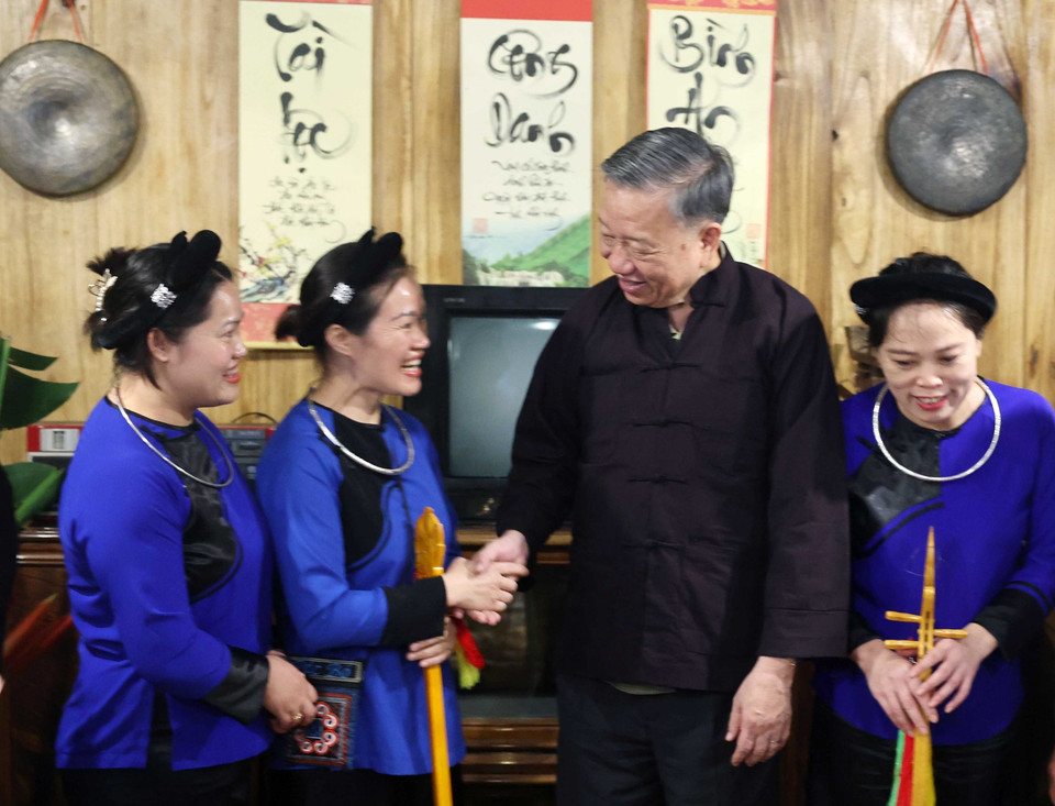 Nhân chuyến thăm và làm việc tại tỉnh Cao Bằng, tối 9/6, Chủ tịch nước Tô Lâm đến thăm và tiếp thân mật nhân dân xóm Pác Bó, xã Trường Hà, huyện Hà Quảng. (Ảnh: Nhan Sáng/TTXVN)