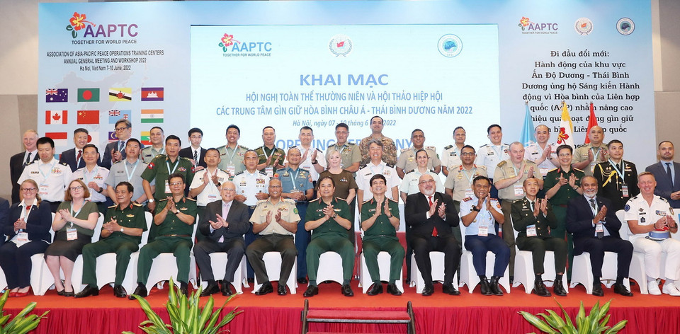 Các đại biểu chụp ảnh lưu niệm tại hội thảo. (Ảnh: Trọng Đức/TTXVN)