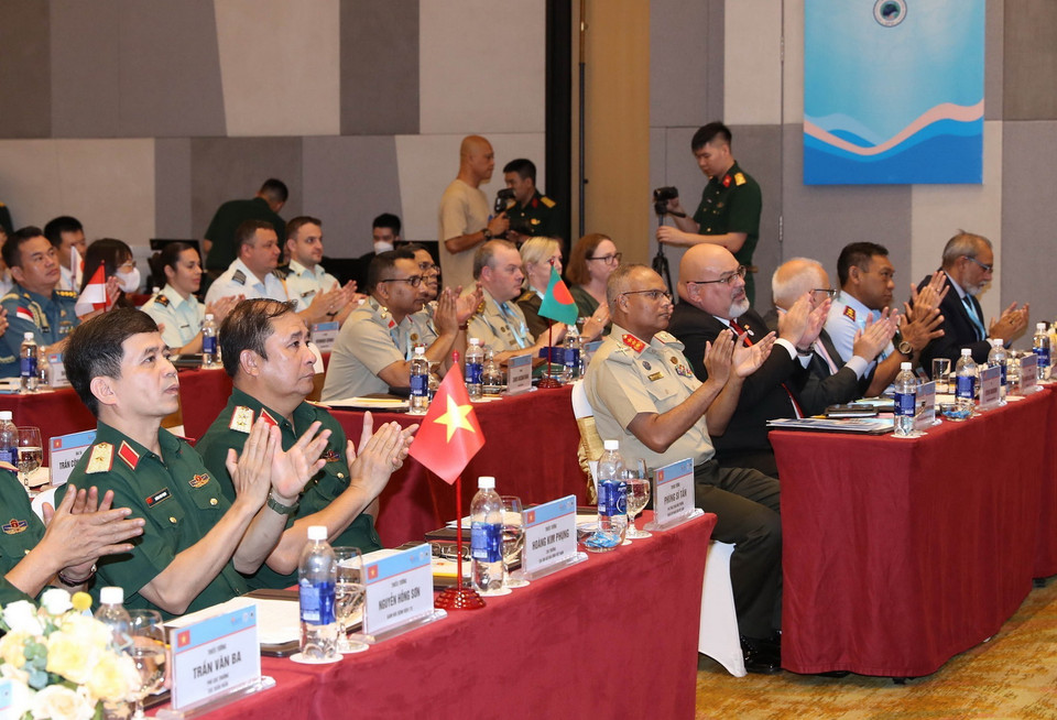 Trung tướng Phùng Sĩ Tấn, Phó Tổng Tham mưu trưởng Quân đội Nhân dân Việt Nam cùng các đại biểu tham dự hội thảo. (Ảnh: Trọng Đức/TTXVN)