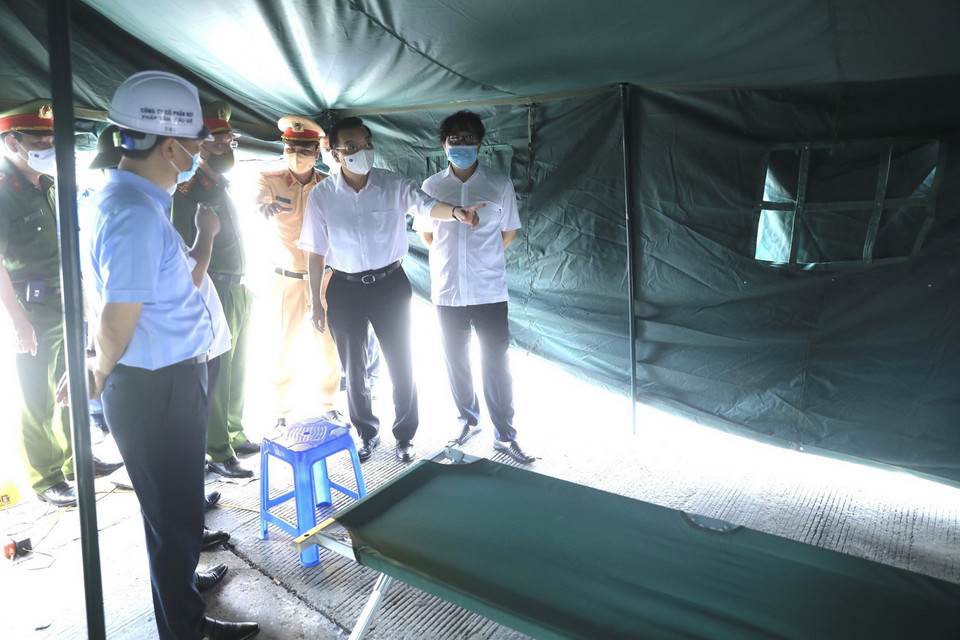 Ông Chu Ngọc Anh kiểm tra công tác phòng, chống dịch tại chốt kiểm dịch trên cao tốc Pháp Vân-Cầu Giẽ. (Ảnh: Lâm Khánh/TTXVN)