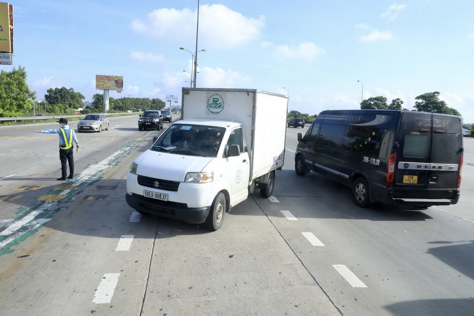 Xe đi từ vùng dịch mà người trên xe không có chứng nhận xét nghiệm âm tính với SARS-CoV-2 khi đến cao tốc Pháp Vân-Cầu Giẽ buộc phải quay về. (Ảnh: Lâm Khánh/TTXVN)