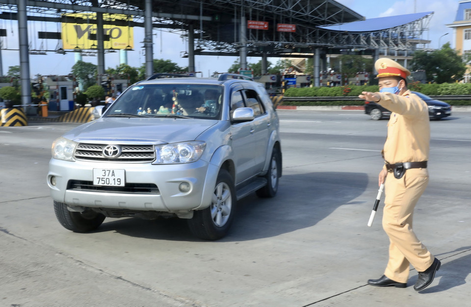 Công an yêu cầu các xe từ vùng dịch vào kiểm tra trên cao tốc Pháp Vân-Cầu Giẽ. (Ảnh: Lâm Khánh/TTXVN)
