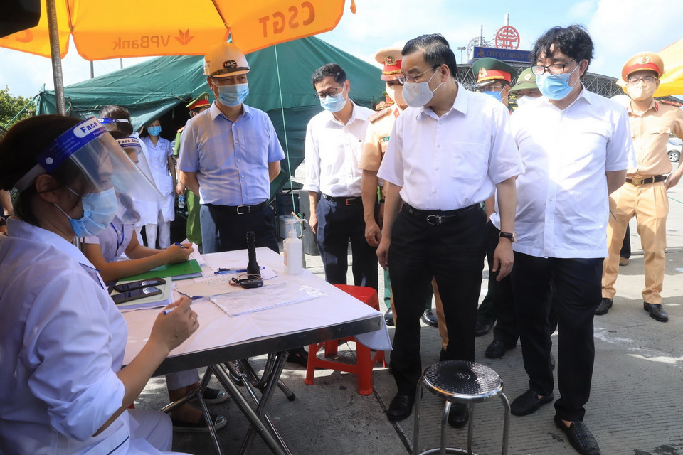 Chủ tịch UBND thành phố Hà Nội Chu Ngọc Anh kiểm tra công tác phòng, chống dịch tại chốt kiểm dịch trên cao tốc Pháp Vân-Cầu Giẽ. (Ảnh: Lâm Khánh/TTXVN)