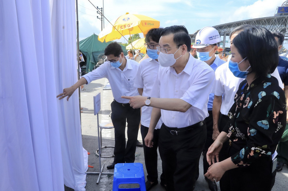 Hình ảnh ông Chu Ngọc Anh kiểm tra công tác phòng, chống dịch tại chốt kiểm dịch trên cao tốc Pháp Vân-Cầu Giẽ. (Ảnh: Lâm Khánh/TTXVN)