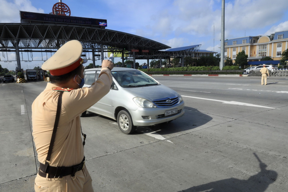Lực lượng chức năng yêu cầu các xe từ vùng dịch vào kiểm tra trên cao tốc Pháp Vân-Cầu Giẽ. (Ảnh: Lâm Khánh/TTXVN)