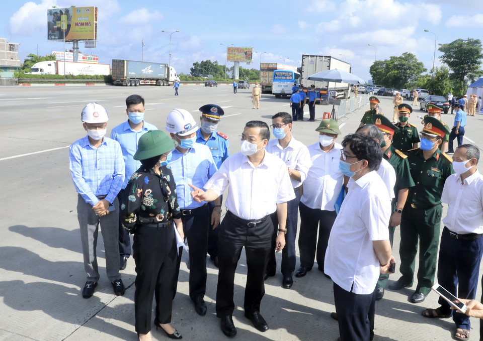 Ông Chu Ngọc Anh yêu cầu lực lượng chức năng tăng cường kiểm soát các phương tiện ra vào thành phố trên cao tốc Pháp Vân-Cầu Giẽ. (Ảnh: Lâm Khánh/TTXVN)
