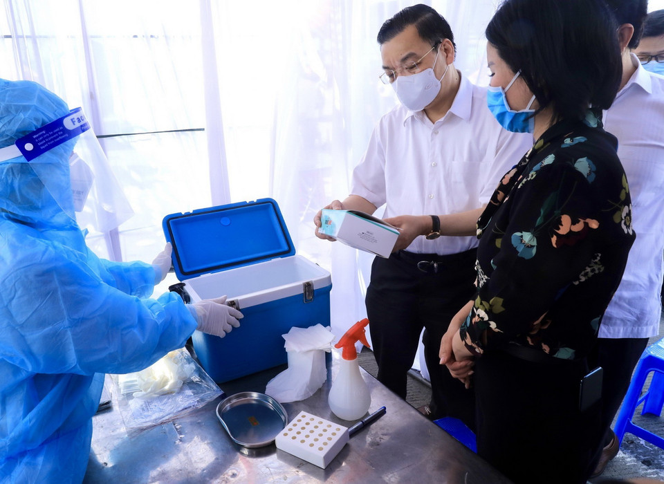 Chủ tịch UBND thành phố Hà Nội Chu Ngọc Anh kiểm tra công tác phòng, chống dịch tại chốt kiểm dịch trên cao tốc Pháp Vân-Cầu Giẽ. Ảnh: Lâm Khánh - TTXVN