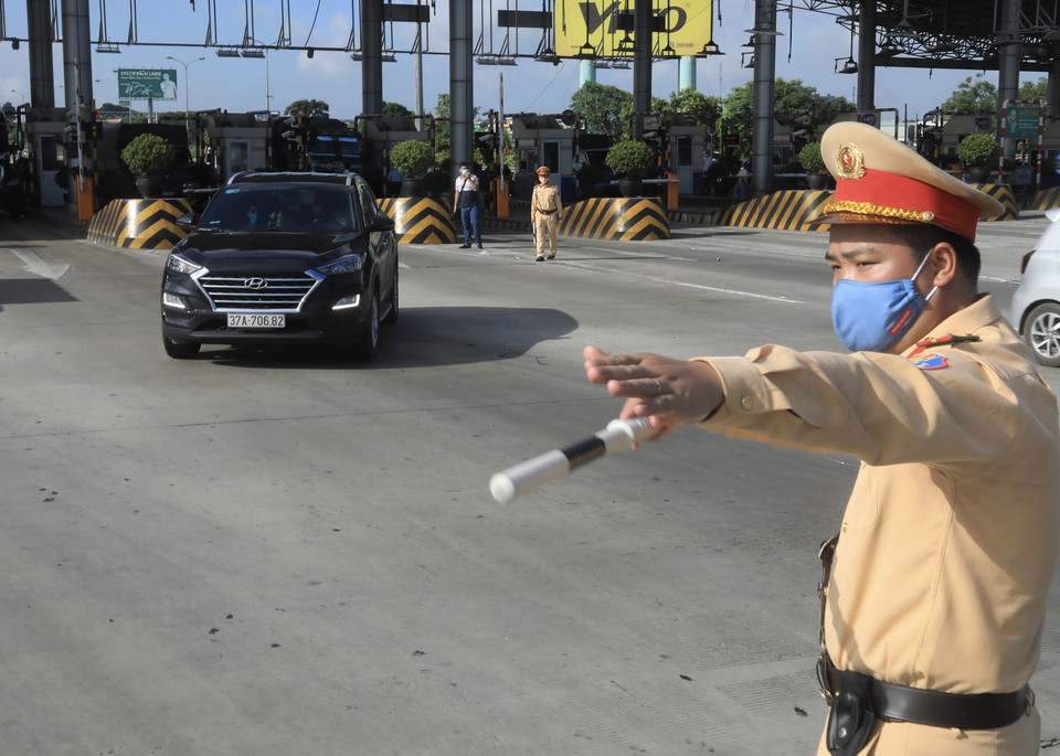 Lực lượng chức năng yêu cầu các xe từ vùng dịch vào kiểm tra trên cao tốc Pháp Vân-Cầu Giẽ. (Ảnh: Lâm Khánh/TTXVN)