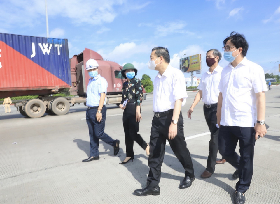 Chủ tịch UBND thành phố Hà Nội Chu Ngọc Anh yêu cầu lực lượng chức năng tăng cường kiểm soát các phương tiện ra vào thành phố trên cao tốc Pháp Vân-Cầu Giẽ. Ảnh: (Ảnh: Lâm Khánh/TTXVN)