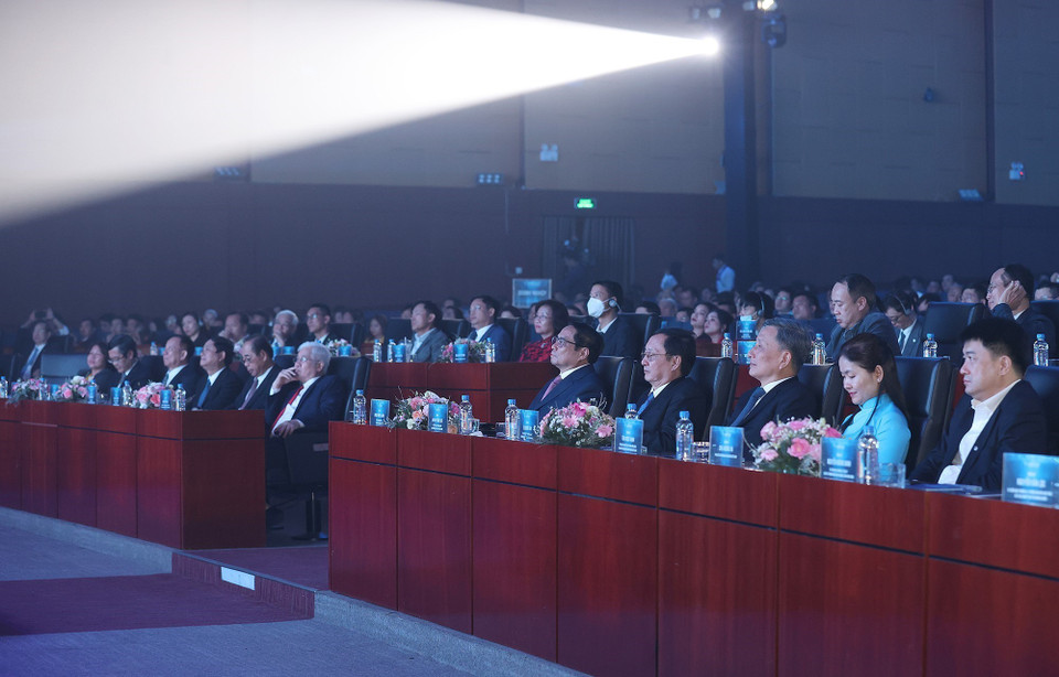 Thủ tướng Phạm Minh Chính và các đại biểu dự chương trình Dấu ấn TECHFEST Việt Nam 2022. (Ảnh: Dương Giang/TTXVN)