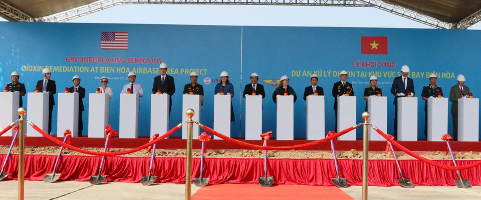 Ngày 5/12/2019, Cơ quan Phát triển Quốc tế Hoa Kỳ (USAID), Quân chủng Phòng không Không quân Việt Nam-Bộ Quốc phòng và Trung tâm Hành động quốc gia khắc phục hậu quả chất độc hóa học và môi trường (NACCET) tổ chức lễ khởi công Dự án xử lý ô nhiễm dioxin tại Sân bay Biên Hòa. (Ảnh: Sỹ Tuyên/TTXVN)