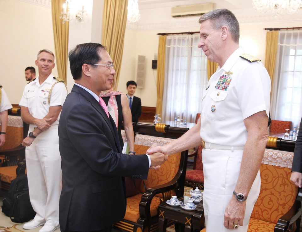 Chiều 16/4/2019, tại Hà Nội, Thứ trưởng Thường trực Bộ Ngoại giao Bùi Thanh Sơn tiếp Đô đốc Philip Davidson, Tư lệnh Bộ Tư lệnh Ấn Độ Dương-Thái Bình Dương của Hoa Kỳ, nhân dịp sang thăm và làm việc tại Việt Nam. (Ảnh: Lâm Khánh/TTXVN)