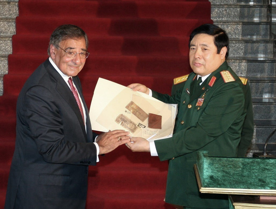 Bộ trưởng Quốc phòng Hoa Kỳ Leon Panetta trao lại cho Bộ trưởng Quốc phòng Việt Nam những tập nhật ký của bộ đội Việt Nam trong chiến tranh, ngày 4/6/2012. (Ảnh: Trọng Đức/TTXVN)