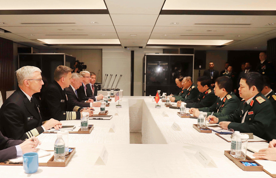Sáng 1/6/2019, bên lề Hội nghị thượng đỉnh An ninh châu Á - Đối thoại Shangri-La lần thứ 18 tại Singapore, Đại tướng, Bộ trưởng Quốc phòng Ngô Xuân Lịch gặp song phương Bộ trưởng Quốc phòng Hoa Kỳ James Mattis. (Ảnh: Xuân Vịnh/TTXVN)