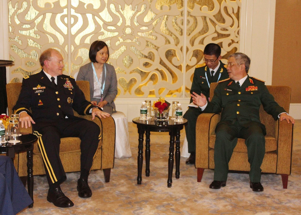 Sáng 31/5/2014, bên lề Hội nghị thượng đỉnh An ninh châu Á - Đối thoại Shangri-La lần thứ 13 tại Singapore, Thứ trưởng Quốc phòng Nguyễn Chí Vịnh tiếp Chủ tịch Hội đồng Tham mưu liên quân Mỹ Martin Dempsey. (Ảnh: Lê Hải/TTXVN)