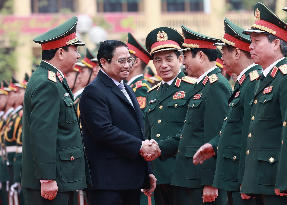 Thủ tướng Phạm Minh Chính và cán bộ, chiến sỹ Bộ Tư lệnh Tăng Thiết giáp. (Ảnh: Dương Giang/TTXVN)