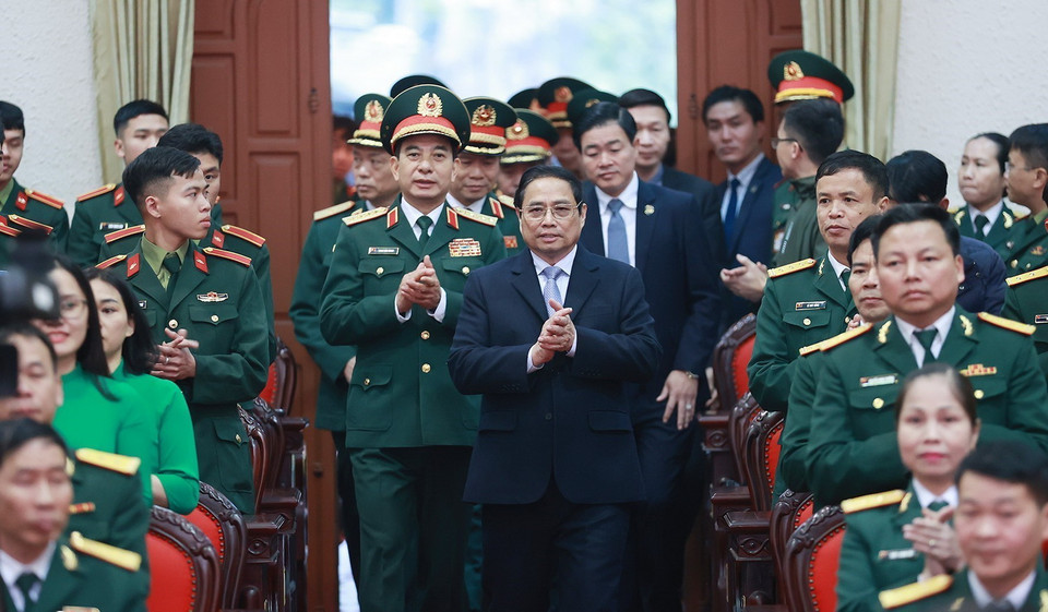 Thủ tướng Phạm Minh Chính đến thăm cán bộ, chiến sỹ Bộ Tư lệnh Tăng Thiết giáp. (Ảnh: Dương Giang/TTXVN)