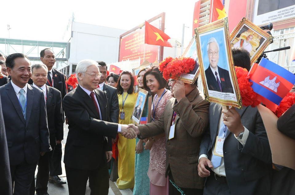 Các đại biểu và nhân dân đón Tổng Bí thư, Chủ tịch nước Nguyễn Phú Trọng tại Sân bay Quốc tế Pochentong ở Thủ đô Phnom Penh. (Ảnh: Trí Dũng/TTXVN)