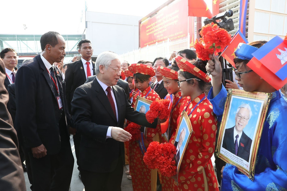 Tổng Bí thư, Chủ tịch nước Nguyễn Phú Trọng đến sân bay Quốc tế Pochentong ở Thủ đô Phnom Penh. (Ảnh: Trí Dũng/TTXVN)