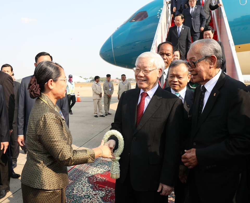 Phó Thủ tướng Campuchia Men Sam An đón Tổng Bí thư, Chủ tịch nước Nguyễn Phú Trọng tại sân bay Quốc tế Pochentong. (Ảnh: Trí Dũng/TTXVN)