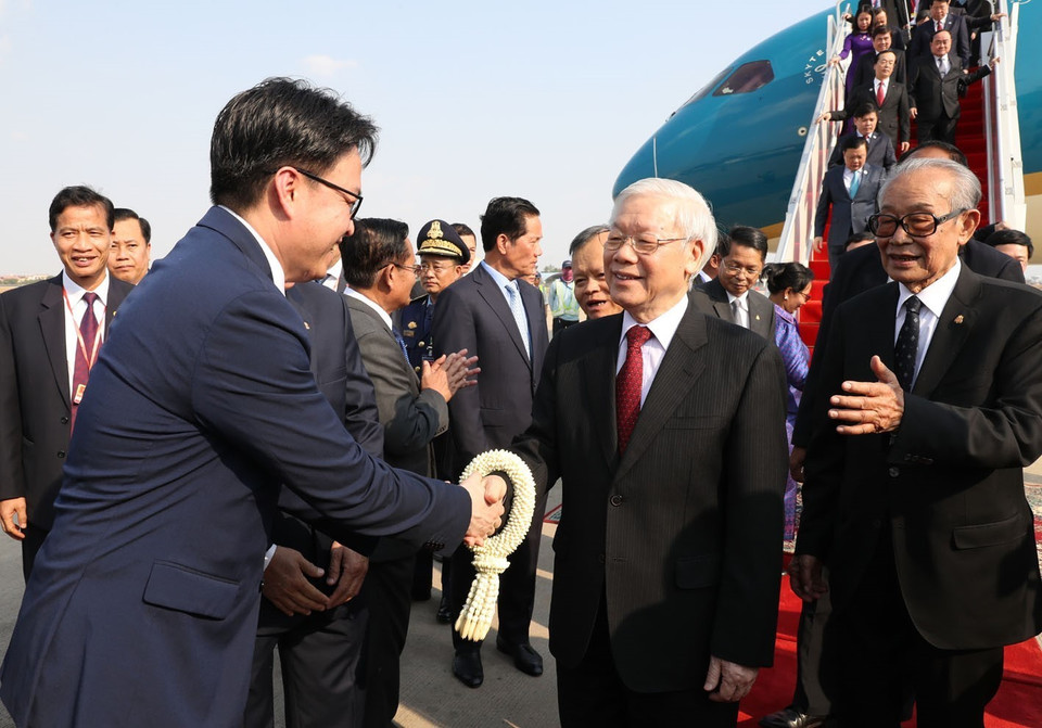 Các đại biểu đón Tổng Bí thư, Chủ tịch nước Nguyễn Phú Trọng tại sân bay Quốc tế Pochentong. (Ảnh: Trí Dũng/TTXVN)