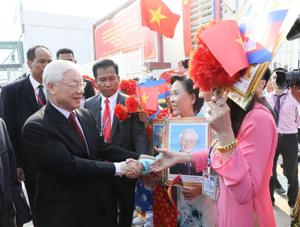 Các đại biểu, nhân dân đón Tổng Bí thư, Chủ tịch nước Nguyễn Phú Trọng tại sân bay Quốc tế Pochentong. (Ảnh: Trí Dũng/TTXVN)