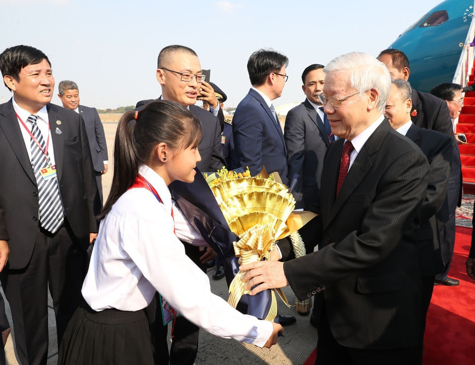 Thiếu nhi Campuchia tặng hoa, chào đón Tổng Bí thư, Chủ tịch nước Nguyễn Phú Trọng. (Ảnh: Trí Dũng/TTXVN)