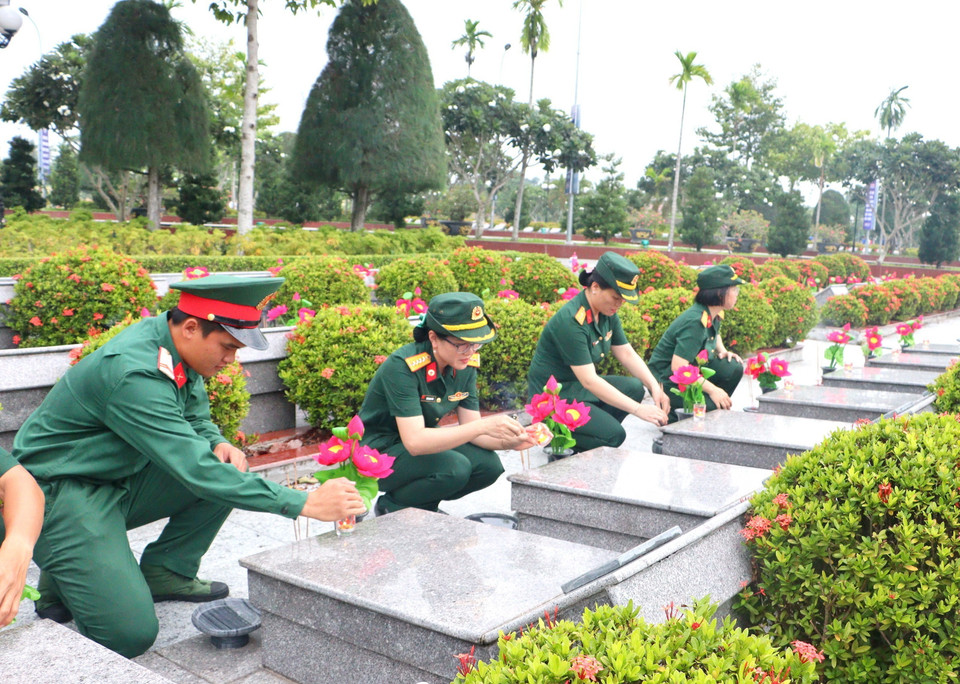 Đại biểu thắp nến tri ân các anh hùng liệt sỹ. (Ảnh: Lê Thúy Hằng/TTXVN)