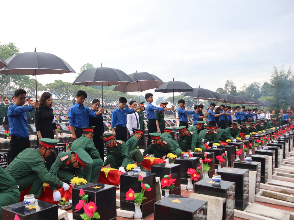 Nghi thức an táng hài cốt liệt sỹ tại Nghĩa trang Liệt sỹ tỉnh Bình Phước. (Ảnh: KGỬIH/TTXVN)