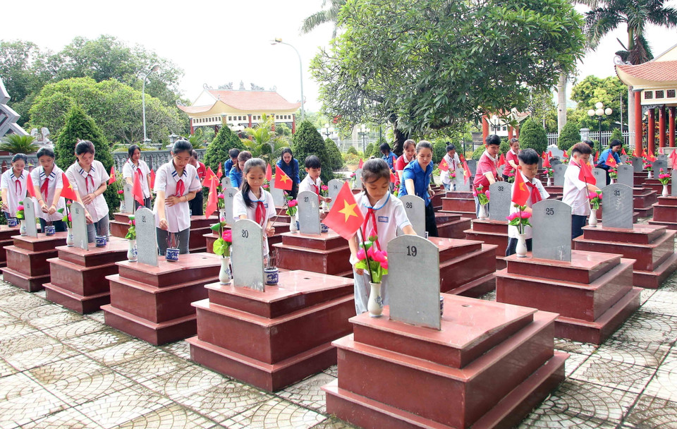 Thiếu nhi và đoàn viên thanh niên thị trấn Yên Châu (Yên Châu, Sơn La) thắp hương tưởng nhớ các anh hùng liệt sỹ tại Nghĩa trang liệt sỹ huyện. (Ảnh: Quang Quyết/TTXVN)