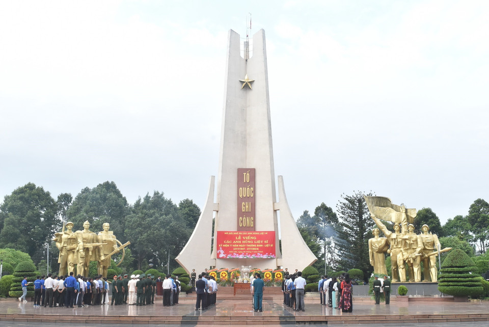 Sáng 26/7, Đảng bộ, chính quyền, quân và dân các dân tộc tỉnh Đắk Lắk thăm viếng tại Nghĩa trang Liệt sỹ tỉnh nhân kỷ niệm 77 năm Ngày Thương binh-Liệt sỹ (Ảnh: Nguyên Dung/TTXVN)
