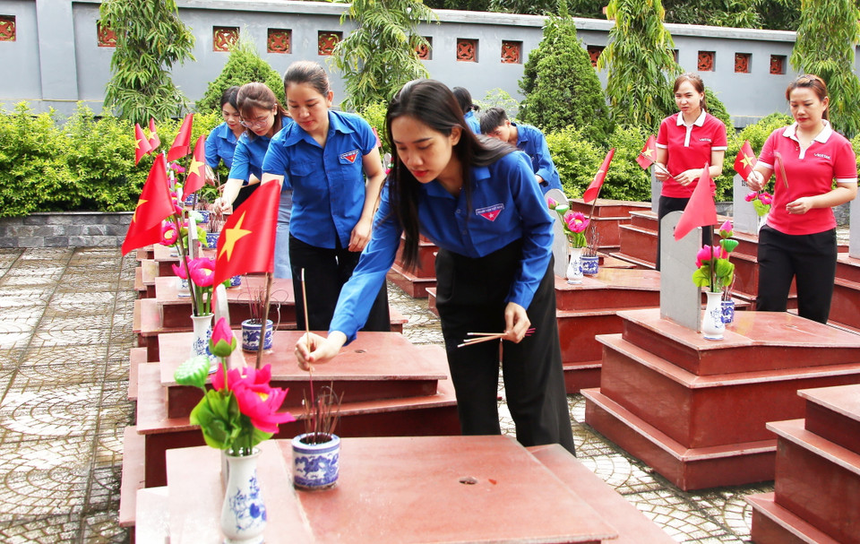 Đoàn viên thanh niên thị trấn Yên Châu (Yên Châu, Sơn La) thắp hương tưởng nhớ các Anh hùng liệt sỹ tại Nghĩa trang Liệt sỹ huyện. (Ảnh: Quang Quyết/TTXVN)
