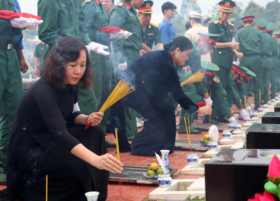 Lãnh đạo tỉnh Bình Phước thắp hương phần mộ các liệt sỹ tại Nghĩa trang Liệt sỹ tỉnh. (Ảnh: KGỬIH/TTXVN)