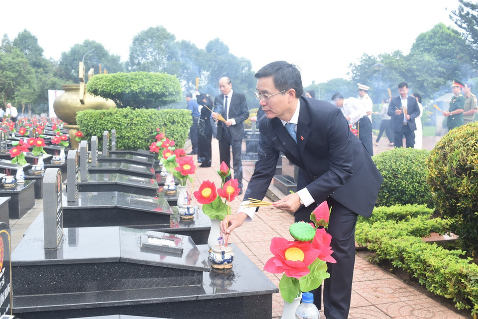 Đồng chí Nguyễn Đình Trung, Bí Thư Tỉnh ủy Đắk Lắk thắp hương tưởng nhớ các Anh hùng liệt sỹ. (Ảnh: Nguyên Dung/TTXVN)
