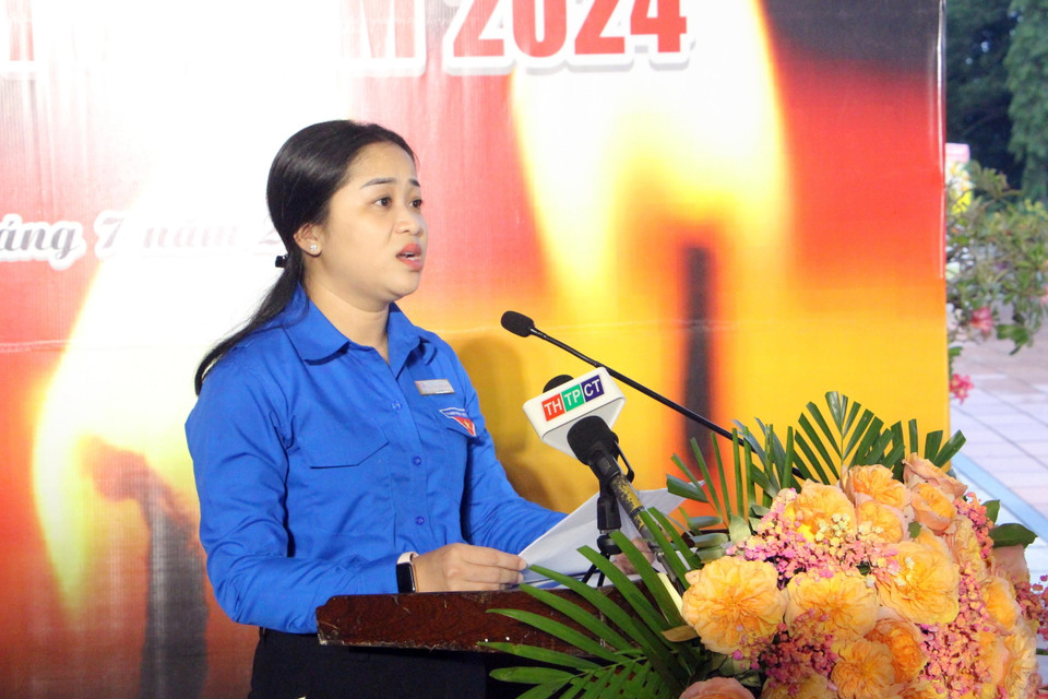 Bí thư Thành đoàn Cần Thơ Lư Thị Ngọc Anh phát biểu tưởng niệm các Anh hùng liệt sỹ. (Ảnh: Trung Kiên/TTXVN)