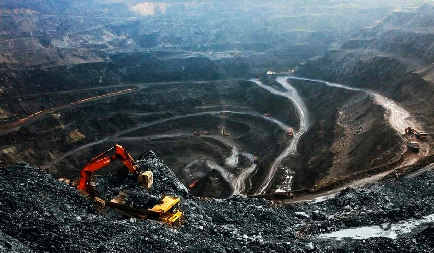 Ngành công nghiệp và xây dựng duy trì tốc độ tăng trưởng khá liên tục, tốc độ triển khai ứng dụng các thành tựu khoa học và công nghệ được cải thiện. Sản phẩm công nghiệp phát triển ngày càng đa dạng và chất lượng, từng bước nâng cao khả năng cạnh tranh, bảo đảm cung cầu của nền kinh tế, giữ vững thị trường trong nước và mở rộng thị trường xuất khẩu; chú trọng đầu tư phát triển một số ngành công nghiệp mới, công nghệ cao. Trong ảnh: Khai trường của Công ty Than Khánh Hòa (Thái Nguyên). (Ảnh: Trọng Đạt/TTXVN)