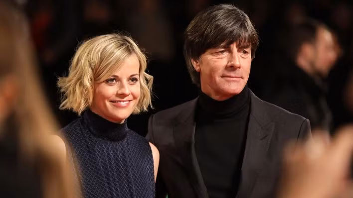 Trong khi Joachim Löw đi cùng một cô gái trẻ lạ mặt.(Nguồn: rbb-online.de) 