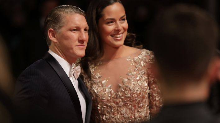 Sebastian Schweinsteiger tới nhận giải 'Prize of the Jury' cùng vợ. (Nguồn: rbb-online.de)
