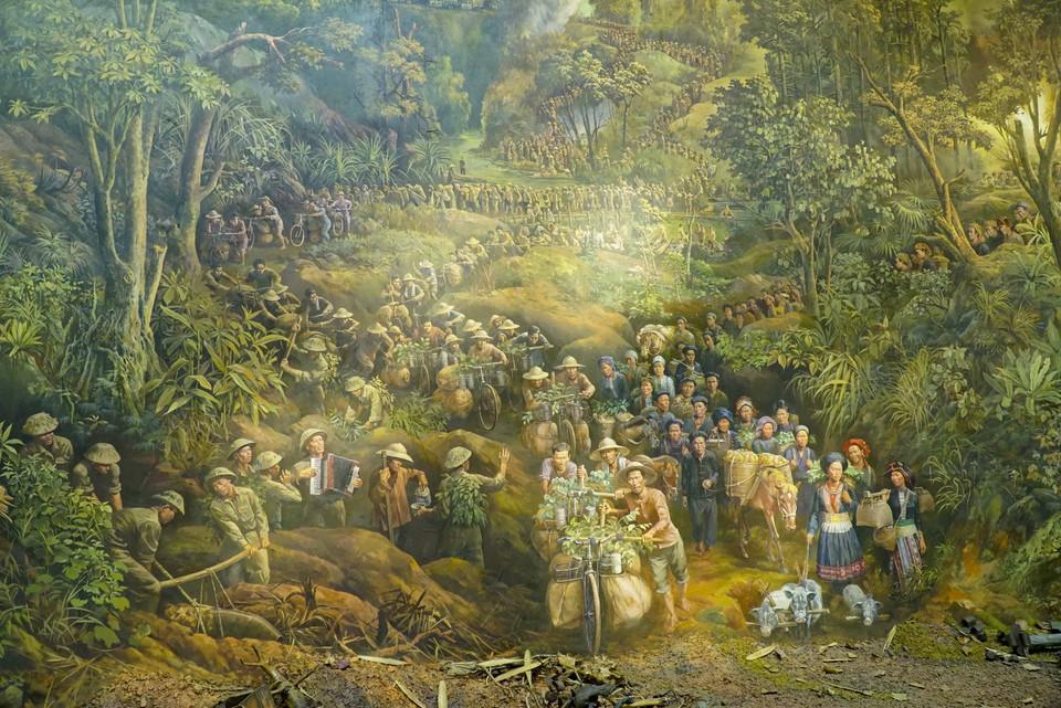 Hình ảnh tái hiện không khí toàn dân ra trận. (Ảnh: Xuân Tư/TTXVN)