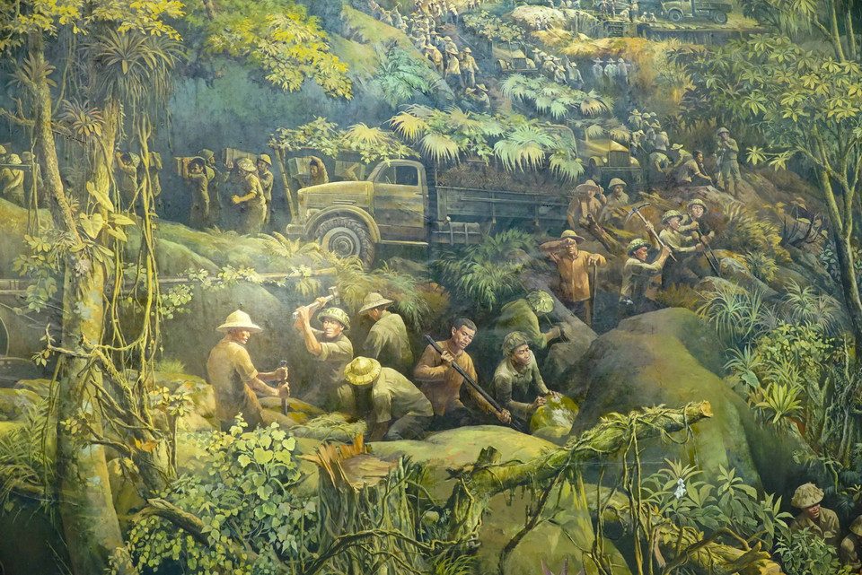 Hình ảnh phá đá mở đường cho chiến dịch. (Ảnh: Xuân Tư/TTXVN)