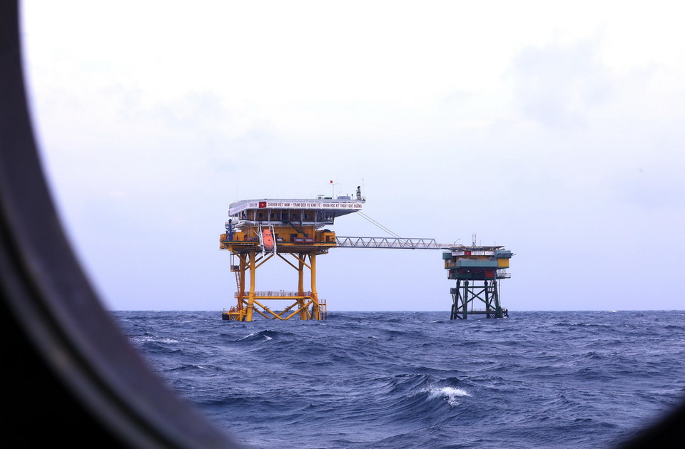 Nhà giàn DK1/8 (Quế Đường) hiên ngang giữa sóng biển khơi. (Ảnh: Văn Điệp/TTXVN)