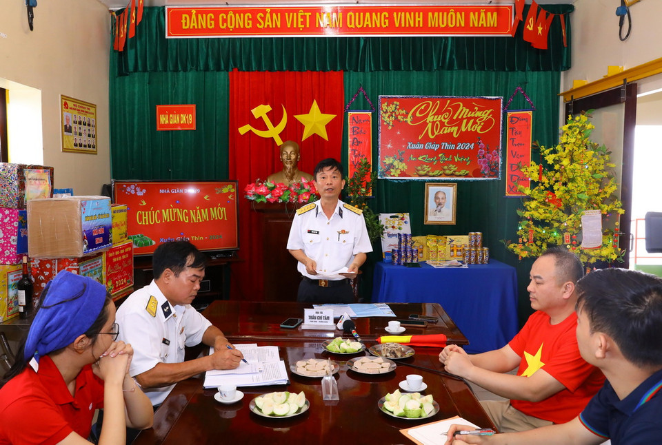 Cán bộ, chỉ huy Vùng 2 Hải quân chúc Tết cán bộ, chiến sỹ Nhà giàn DK1/9. (Ảnh: Văn Điệp/TTXVN)