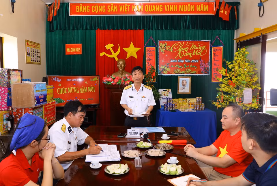 Cán bộ, chỉ huy Vùng 2 Hải quân chúc Tết cán bộ, chiến sỹ Nhà giàn DK1/9. (Ảnh: Văn Điệp/TTXVN)
